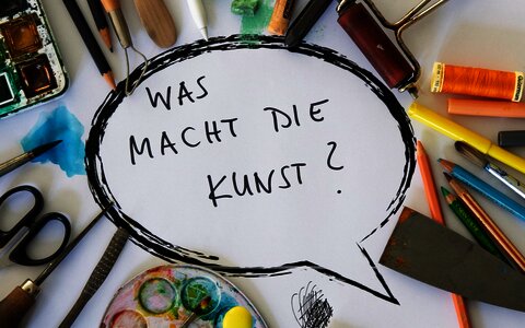 Ausstellungseröffnung: Was macht die Kunst? – Werke der Dozentinnen und Dozenten des studio