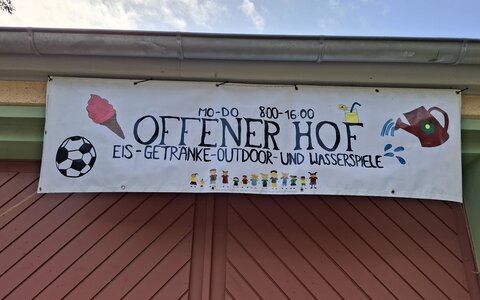 Offener Hof lädt zum Spielen, Entspannen und Genießen ein